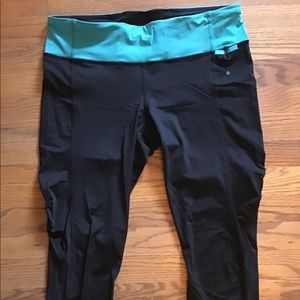 Lululemon Low Rise Capris Black and Teal Size 10